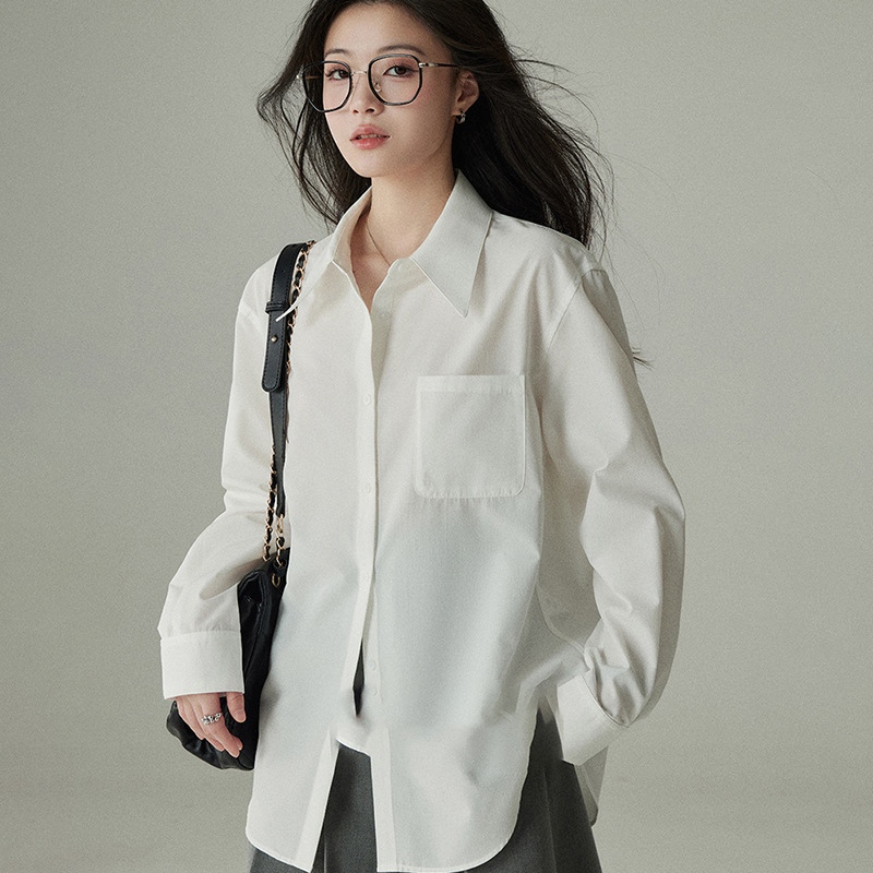 Košulja širokog kroja od pamuk-poliester materijala, polo ovratnik, dugi rukavi, bez glačanja