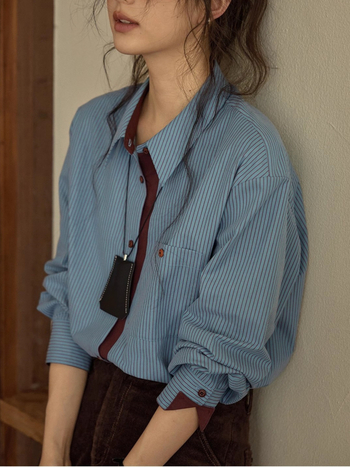 Košulа s kontrastnim vertikalnim prugama i džepom, retro stil, slobodnog kroja; pamuk/poliester, 80–90% pamuk; dugi rukavi, ovratnik košulje, jednoredno kopčanje