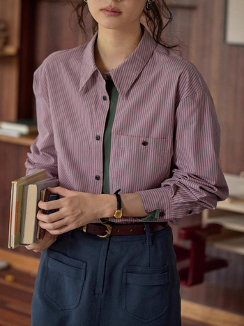 Košulа s kontrastnim vertikalnim prugama i džepom, retro stil, slobodnog kroja; pamuk/poliester, 80–90% pamuk; dugi rukavi, ovratnik košulje, jednoredno kopčanje