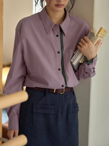 Košulа s kontrastnim vertikalnim prugama i džepom, retro stil, slobodnog kroja; pamuk/poliester, 80–90% pamuk; dugi rukavi, ovratnik košulje, jednoredno kopčanje