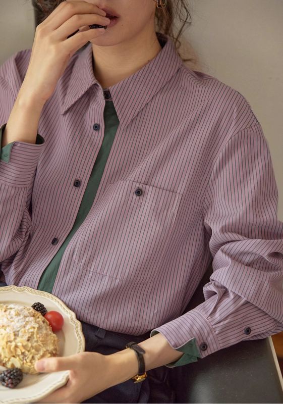 Košulа s kontrastnim vertikalnim prugama i džepom, retro stil, slobodnog kroja; pamuk/poliester, 80–90% pamuk; dugi rukavi, ovratnik košulje, jednoredno kopčanje