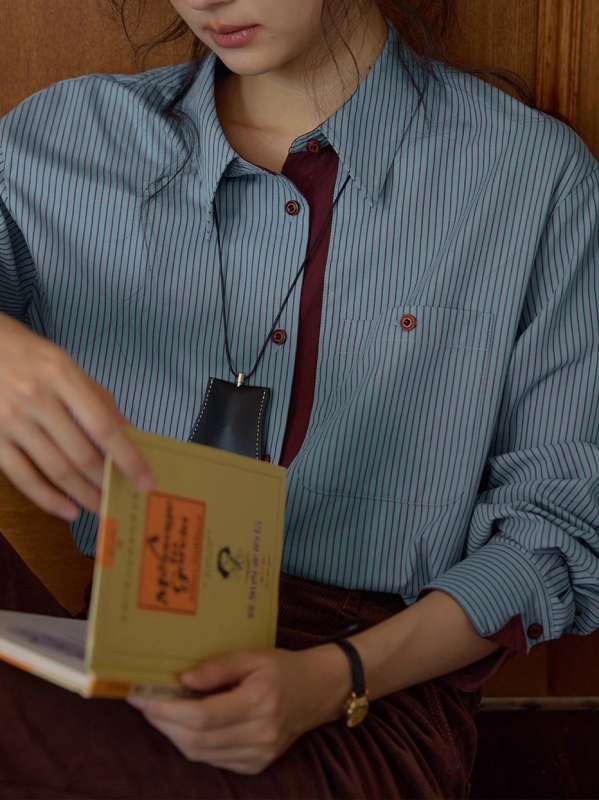 Košulа s kontrastnim vertikalnim prugama i džepom, retro stil, slobodnog kroja; pamuk/poliester, 80–90% pamuk; dugi rukavi, ovratnik košulje, jednoredno kopčanje