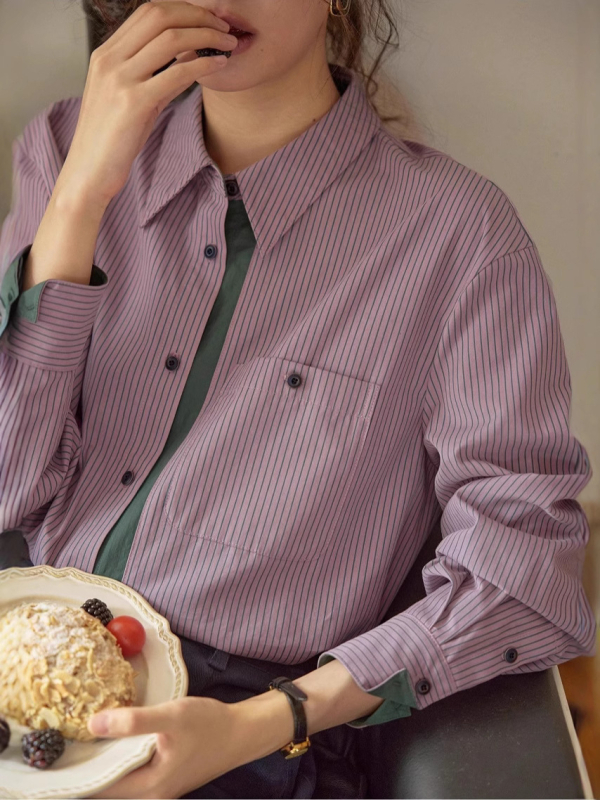 Košulа s kontrastnim vertikalnim prugama i džepom, retro stil, slobodnog kroja; pamuk/poliester, 80–90% pamuk; dugi rukavi, ovratnik košulje, jednoredno kopčanje