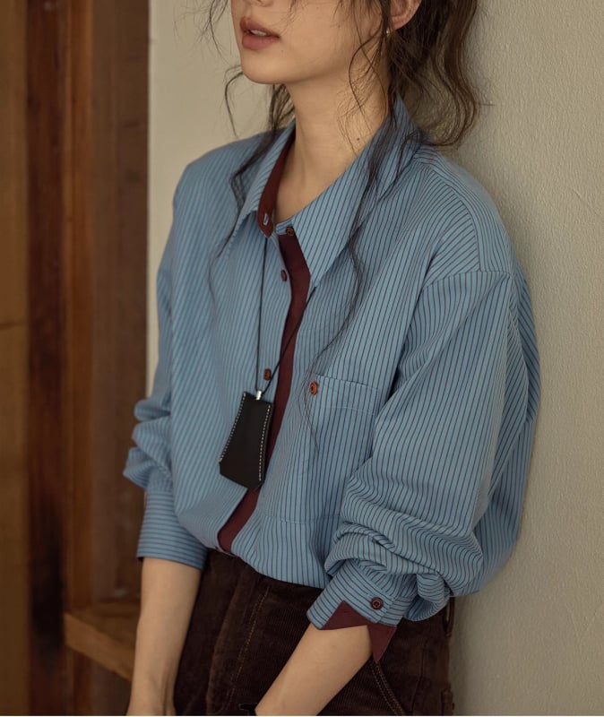 Košulа s kontrastnim vertikalnim prugama i džepom, retro stil, slobodnog kroja; pamuk/poliester, 80–90% pamuk; dugi rukavi, ovratnik košulje, jednoredno kopčanje