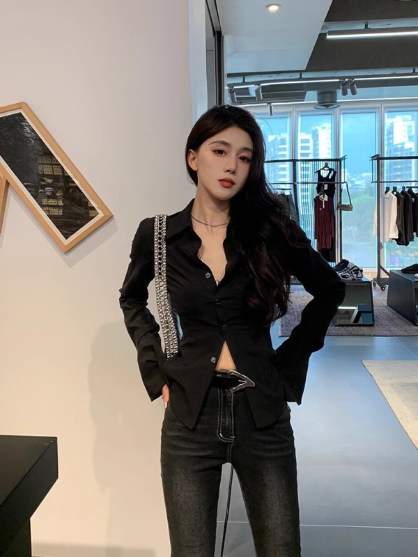 Satenska košulja s vezanjem u struku, uski kroj, polo ovratnik, dugi rukavi, jednobojni dizajn