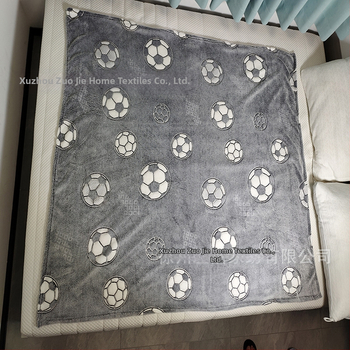 Svetelne svietiaca deka s motívom futbalu a karikatúrnym vzorom, polyesterová posteľná deka, pre všetky ročné obdobia
