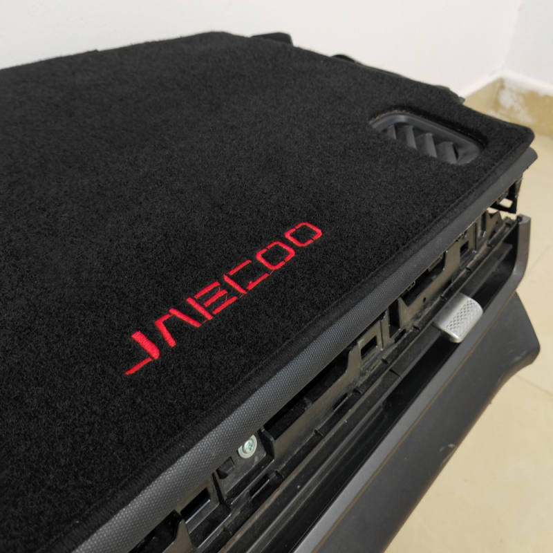 JAECOO J5 2025-2026 sjenilo za ploču instrument tablice | poliester | sve-sezonsko korištenje | tisak logotipa | Model J500238