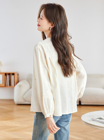 Pamukasta bluza s okruglim izrezom, dugi rukavi, izvezen cvjetni dizajn, elegantan stil, proljeće 2026