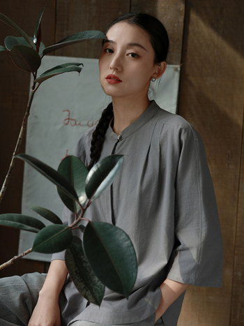 Ženska košulja: pamuk; imitacija ramije, sand-washed; stojeći ovratnik; rukav 3/4; kopčanje na jedan red gumba