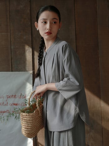 Ženska košulja: pamuk; imitacija ramije, sand-washed; stojeći ovratnik; rukav 3/4; kopčanje na jedan red gumba