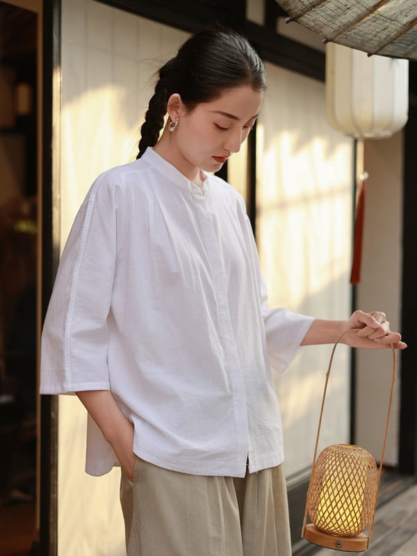 Ženska košulja: pamuk; imitacija ramije, sand-washed; stojeći ovratnik; rukav 3/4; kopčanje na jedan red gumba