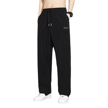 Sportske casual hlače ravnog kroja, lagani poliester, prozračarne i brzo se suše, srednji porast.