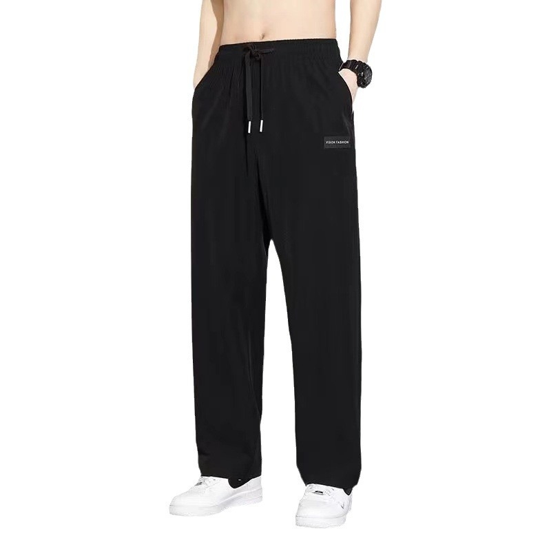 Sportske casual hlače ravnog kroja, lagani poliester, prozračarne i brzo se suše, srednji porast.