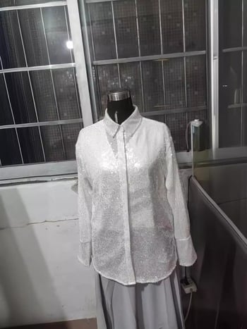 Ženska košulja sa šljokicama, ležernog kroja, dugi rukavi, srednja duljina 65–80 cm, ovratnik košulje, elegantan stil, poliester s šljokicama