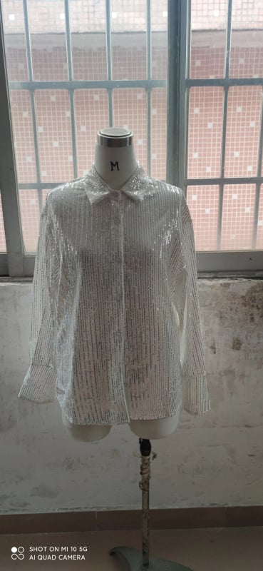 Ženska košulja sa šljokicama, ležernog kroja, dugi rukavi, srednja duljina 65–80 cm, ovratnik košulje, elegantan stil, poliester s šljokicama