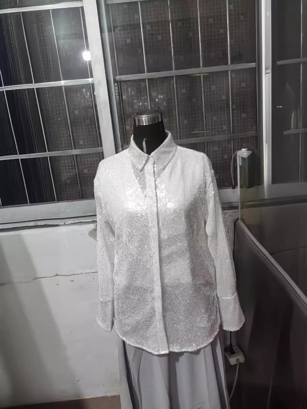 Ženska košulja sa šljokicama, ležernog kroja, dugi rukavi, srednja duljina 65–80 cm, ovratnik košulje, elegantan stil, poliester s šljokicama