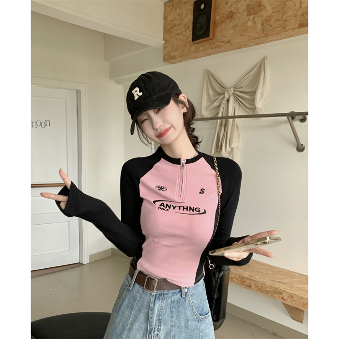 Ženska crop majica sa stojećim ovratnikom i prednjim zatvaračem, dizajn kolage s tekstom, slim fit, dugi rukavi
