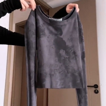 Tie-Dye majica s dugim rukavima, uski kroj, polo ovratnik, rukavi princeze — jesen 2024