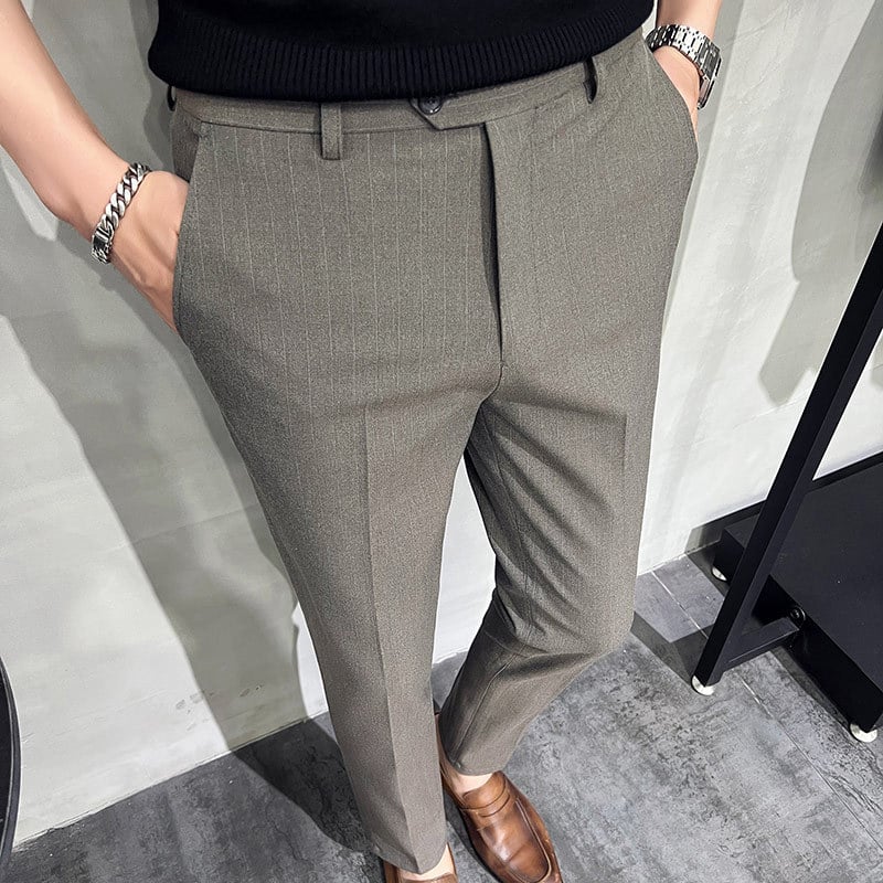 Prugaste muške hlače za odijelo, ravnog kroja, lagani poslovni stil, mikroelastične, poliester 67.2%