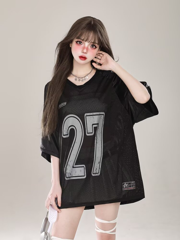Ženski T-shirt s mrežastim panelima, V-izrez, slobodan kroj, kratki rukavi, Jersey stil s ušivenim tekstom