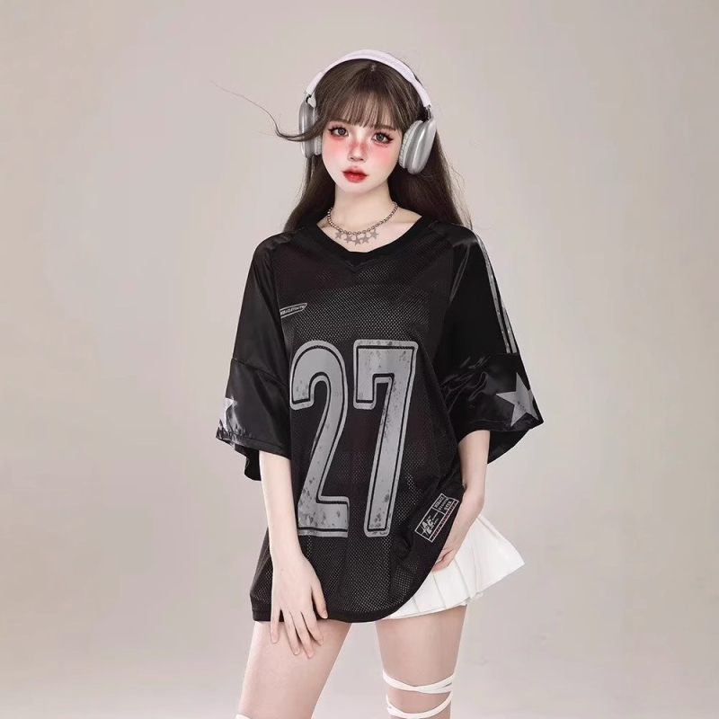 Ženski T-shirt s mrežastim panelima, V-izrez, slobodan kroj, kratki rukavi, Jersey stil s ušivenim tekstom