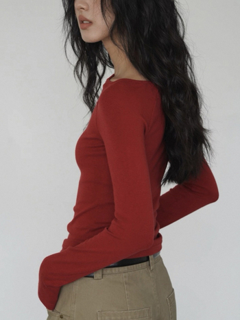 Majica s jednim bočnim izrezom, dugi rukavi, uski kroj, nagnut vratni dio, mješavina pamuka i poliestera