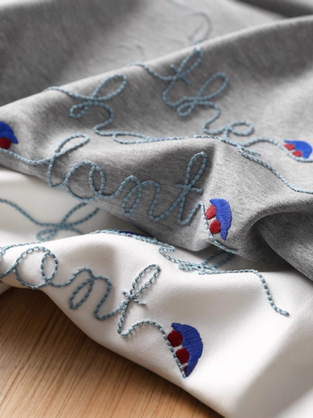 Ženski pamuk jacquard T-shirt s izvezenim slovima, okrugli izrez, kratki rukavi, ležeran kroj, proljeće 2025