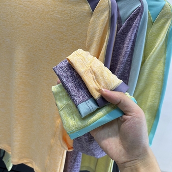 Ženski T-shirt s dugim rukavima od pamukasto-blend materijala s viskozom do 30%, kreativan uzorak, pulover stil, okrugli izrez, široka silueta
