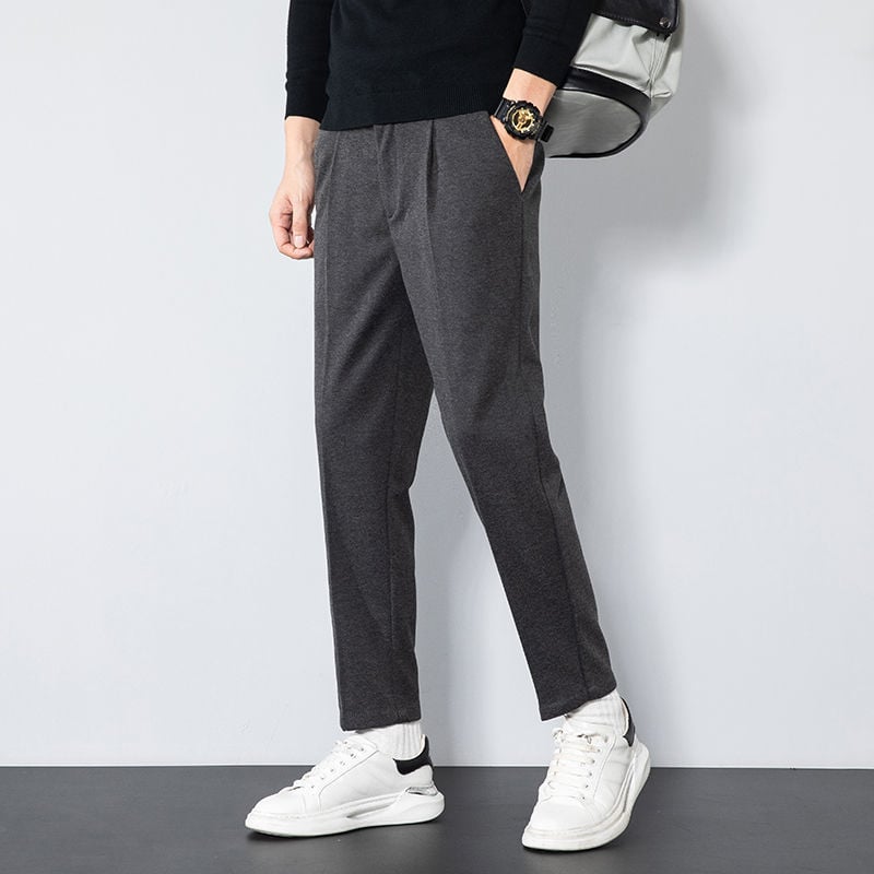 Muške hlače od corduroya, uži ravni kroj, poslovni formalni stil, drapirani efekt, skraćeni kroj, proljeće 2025