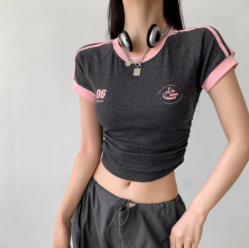 Pamukasta T-majica s color-block uzorkom, kratki rukavi, okrugli izrez, slim kroj, zapadni street-hipster stil