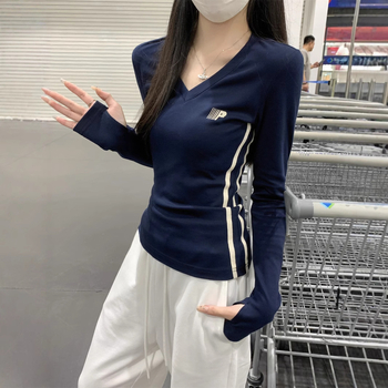 Majica s V-izrezom, dugi rukav, uski kroj, tisk s tekstom