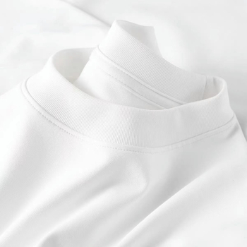 Tricou din bumbac 95% cu imprimeu cu logo, croială lejeră, guler rotund, mâneci scurte