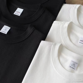 Tricou din bumbac 95% cu imprimeu cu logo, croială lejeră, guler rotund, mâneci scurte