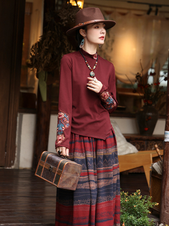 Majica s dugim rukavima, floralna vezenja, polu-visoki ovratnik, uski kroj, pamuk-elastan, jesen 2025