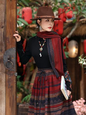 Majica s dugim rukavima, floralna vezenja, polu-visoki ovratnik, uski kroj, pamuk-elastan, jesen 2025