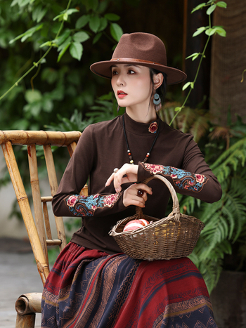 Majica s dugim rukavima, floralna vezenja, polu-visoki ovratnik, uski kroj, pamuk-elastan, jesen 2025