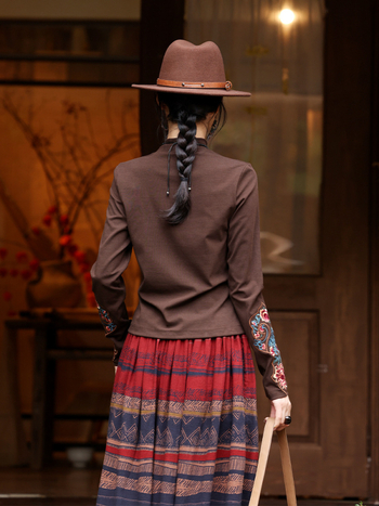 Majica s dugim rukavima, floralna vezenja, polu-visoki ovratnik, uski kroj, pamuk-elastan, jesen 2025