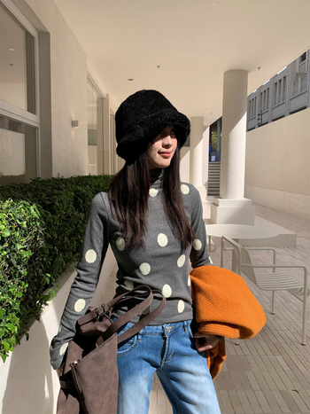 Ženska majica s uzorkom valovito-točkastih točaka, dugi rukav, mali turtleneck ovratnik, 70–80% poliester