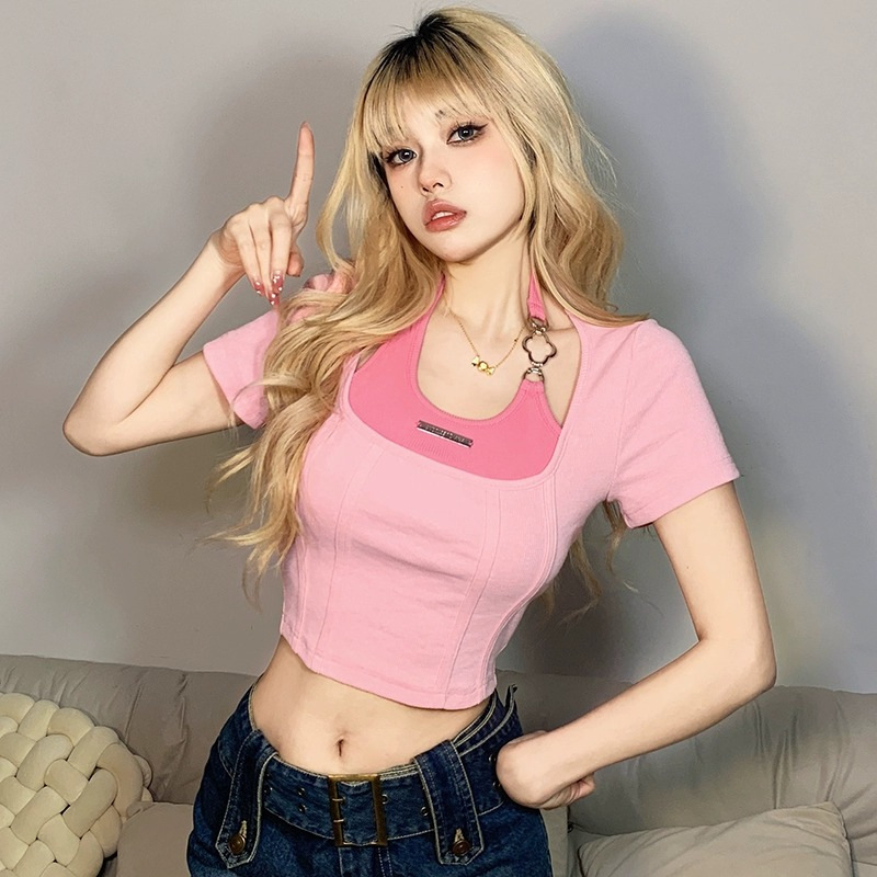 tricou slim-fit cu guler halter, mâneală scurtă, design cu colaj/cusătură și imprimeu text, poliester 70–80%
