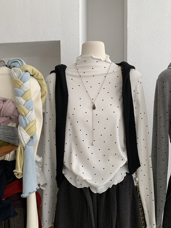 Majica u korejskom ležernom stilu s polu-visokom ovratnikom, dugim rukavima i smjesom pamuka i poliester.