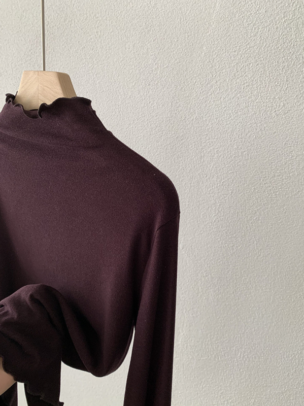 Majica u korejskom ležernom stilu s polu-visokom ovratnikom, dugim rukavima i smjesom pamuka i poliester.