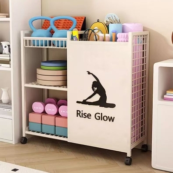 Trojposchodový kovový regál na jogamatky a fitness vybavenie – pohyblivý, moderný jednoduchý dizajn, montáž potrebná