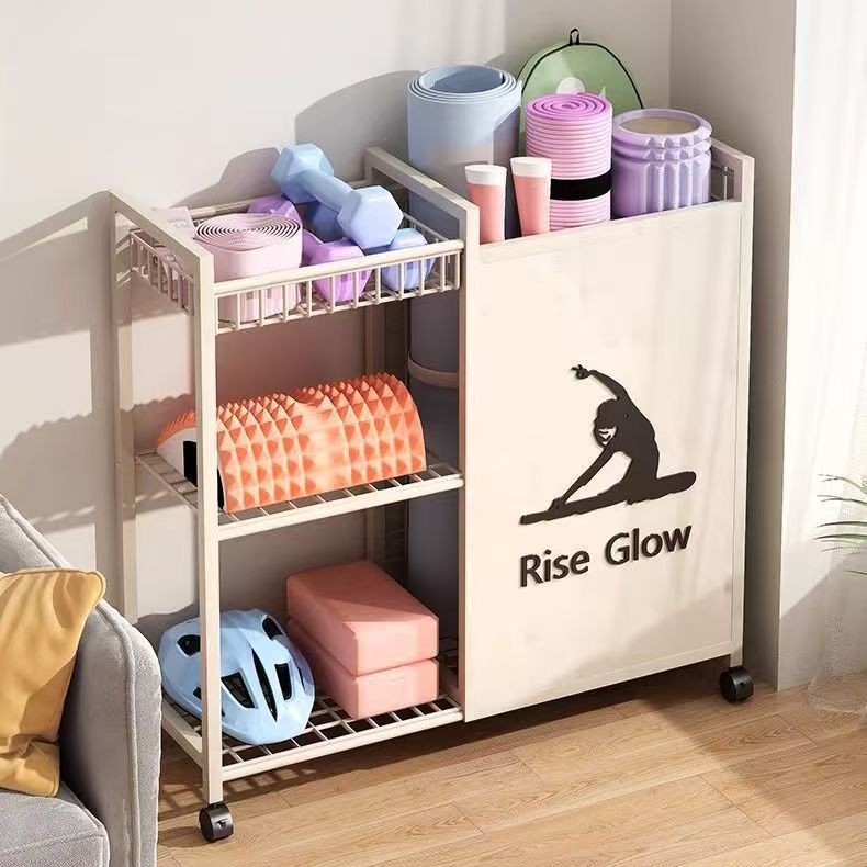 Trojposchodový kovový regál na jogamatky a fitness vybavenie – pohyblivý, moderný jednoduchý dizajn, montáž potrebná