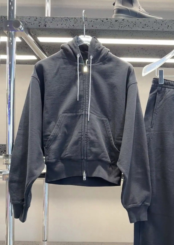 Slim-fit hoodie fleec mikina sa zatvaračem, pamuk i regenerirana celuloza, s izvezenim detaljima — casual stil za jesen 2025