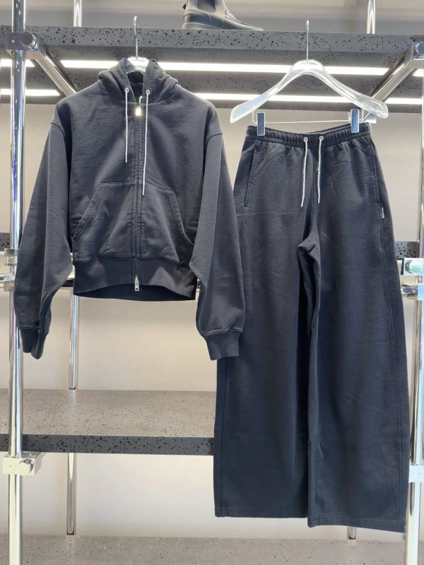 Slim-fit hoodie fleec mikina sa zatvaračem, pamuk i regenerirana celuloza, s izvezenim detaljima — casual stil za jesen 2025