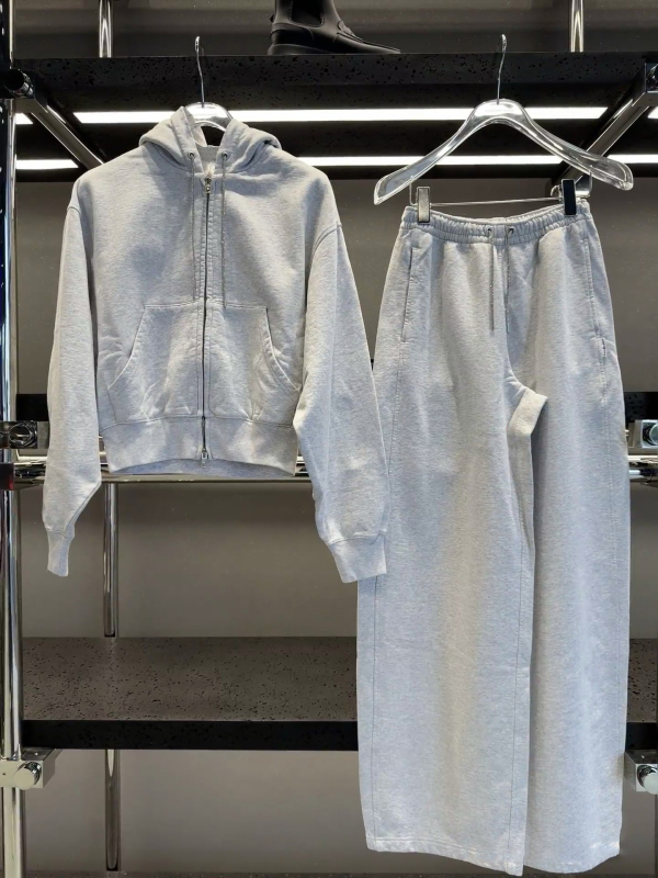 Slim-fit hoodie fleec mikina sa zatvaračem, pamuk i regenerirana celuloza, s izvezenim detaljima — casual stil za jesen 2025