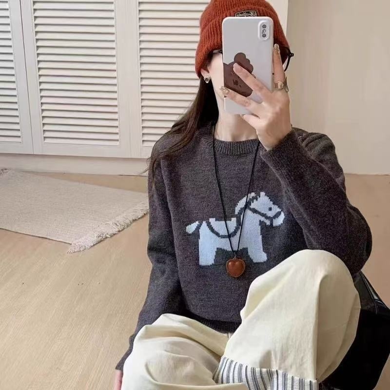 Ženski kapuljački pleteni pulover od ovčje vune, debeli materijal, široki kroj, životinjski uzorak, zaobljeni izrez, dugi rukavi (Jesen/Zima 2025)