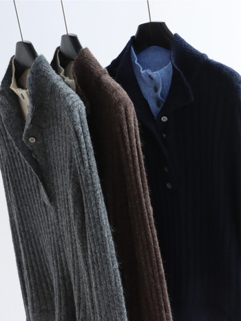 Pulover s dvostrukim slojem pletenine, stojeći ovratnik, dugi rukavi, poliesterska podloga, uobičajena debljina