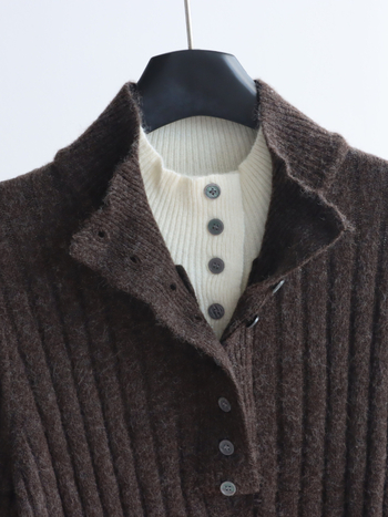 Pulover s dvostrukim slojem pletenine, stojeći ovratnik, dugi rukavi, poliesterska podloga, uobičajena debljina