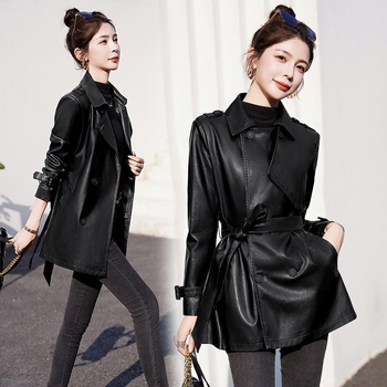 Ženska jakna od prave ovčje kože, duga 80–100 cm, ovratnik u stilu saka, dvostruko kopčanje s kopčama, regular kroj, gradski vjetar-stil